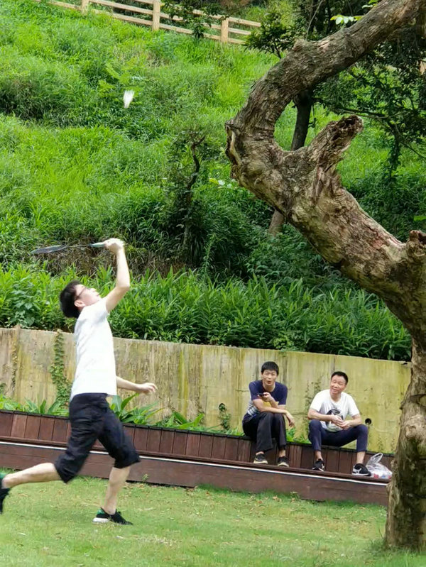 只要你肯拼，就一定不会孤独，瞩目你的人多着呢，掌声欢呼声时刻都在响起